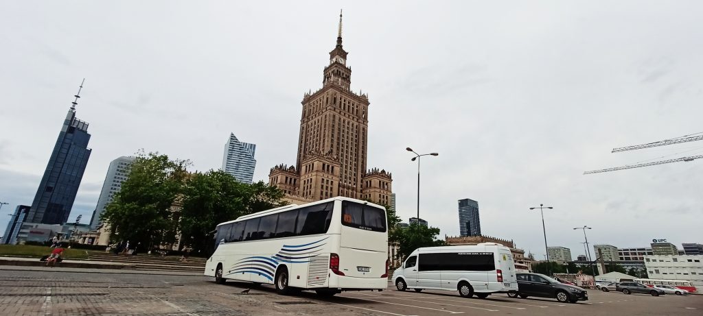 Autobus na tle pałacu kultury